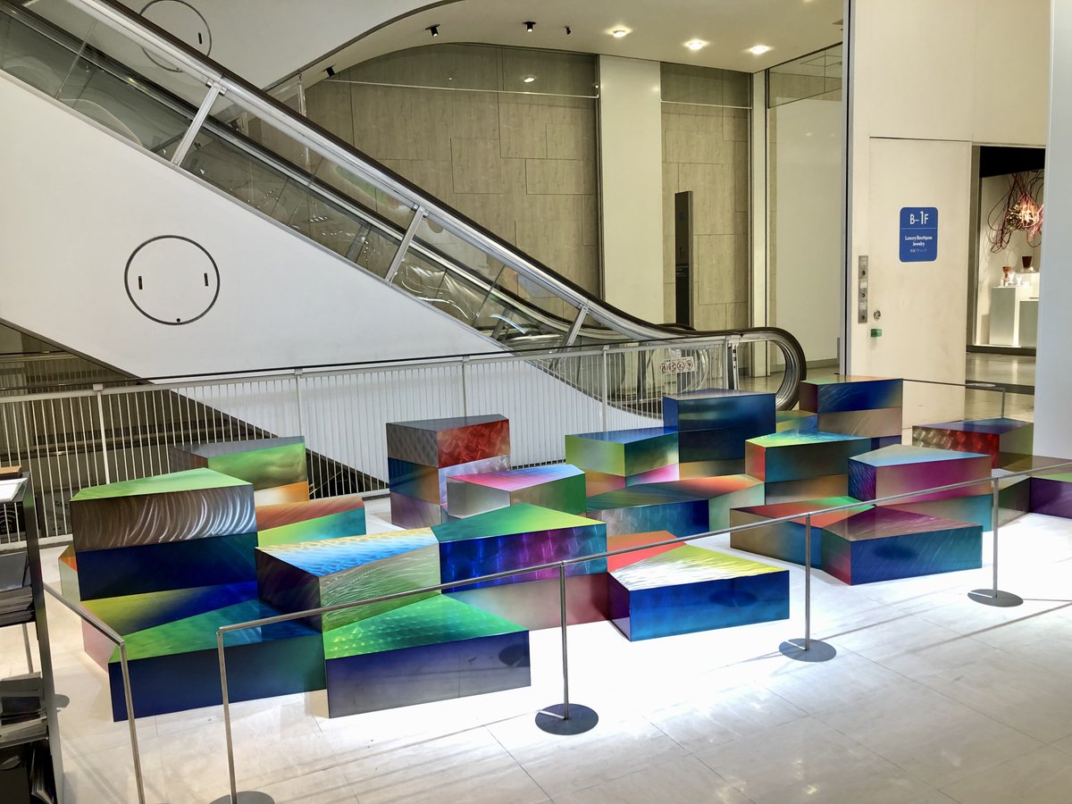 syounaka_'s tweet image. 令和7年11月7日(金) の
アフター・ファイブは…🌃

🏬西武百貨店 渋谷店🏬

で食料品を調達🛍️

DESIGNART TOKYO 2025が始まっており、シブセイもアート作品が展示されていたので、館内をお散歩。

個人的には、シブヤ西武の建物もアートだ🎨

#シブヤ西武　#セゾングループ　#DESIGNART