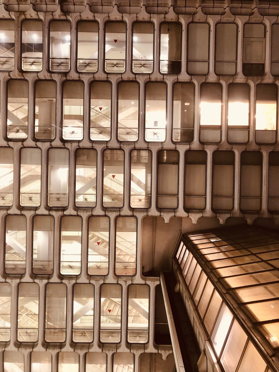 syounaka_'s tweet image. 令和7年11月7日(金) の
アフター・ファイブは…🌃

🏬西武百貨店 渋谷店🏬

で食料品を調達🛍️

DESIGNART TOKYO 2025が始まっており、シブセイもアート作品が展示されていたので、館内をお散歩。

個人的には、シブヤ西武の建物もアートだ🎨

#シブヤ西武　#セゾングループ　#DESIGNART