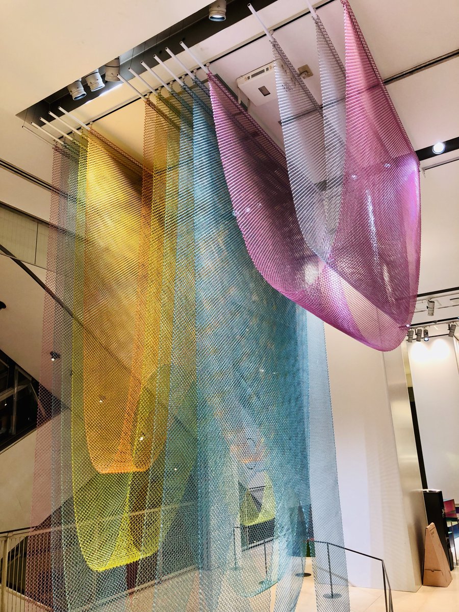 syounaka_'s tweet image. 令和7年11月7日(金) の
アフター・ファイブは…🌃

🏬西武百貨店 渋谷店🏬

で食料品を調達🛍️

DESIGNART TOKYO 2025が始まっており、シブセイもアート作品が展示されていたので、館内をお散歩。

個人的には、シブヤ西武の建物もアートだ🎨

#シブヤ西武　#セゾングループ　#DESIGNART