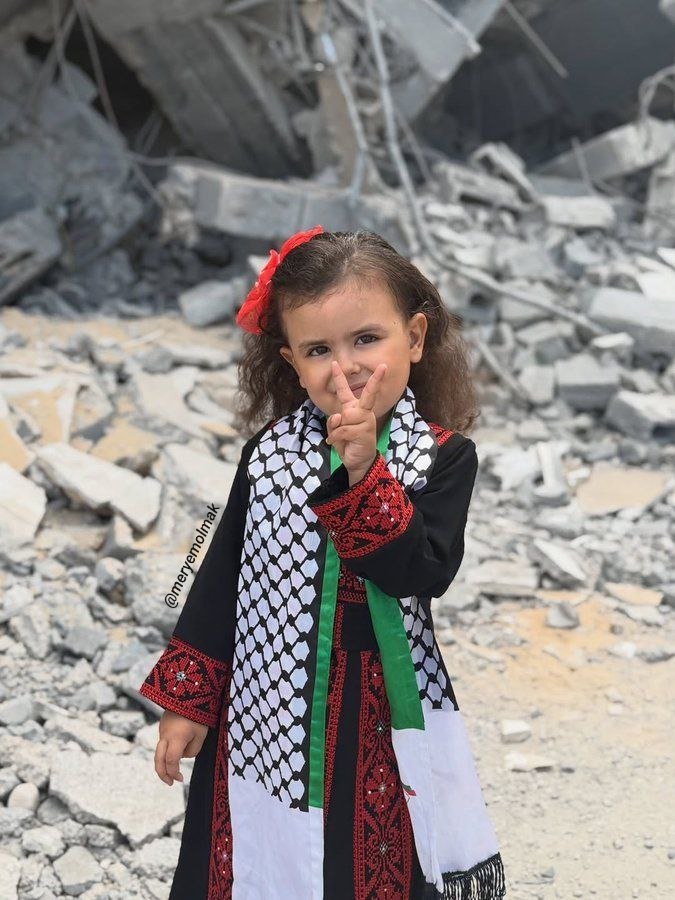 🇵🇸

Enkazın ortasında bir gülümseme…
Korkunun değil, imanın fotoğrafı bu.
Gazze’nin minik yiğitleri, dünyaya suskunluğun utancını hatırlatıyor.

Bu küçücük ellerin “zafer” işareti,
bir halkın teslim olmayan onurudur.

Allah’ım! Bu masumları koru,
yüreklerindeki cesareti ümmete