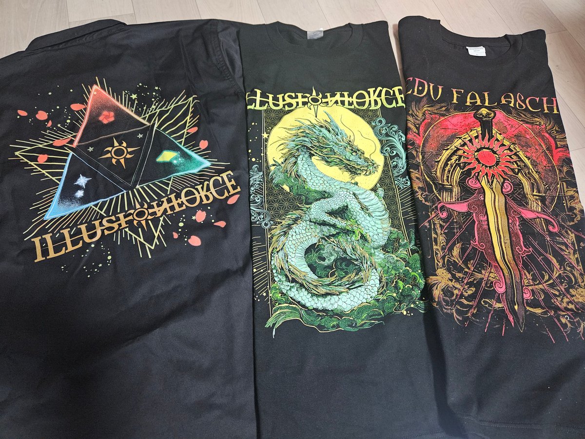 TERAleocoaster's tweet image. 結局ロイ・カーンのTシャツは買わず、🐉のデザインが良かったILLUSION FORCEのTシャツとワークシャツを購入
週末はコレ来て参戦🔥