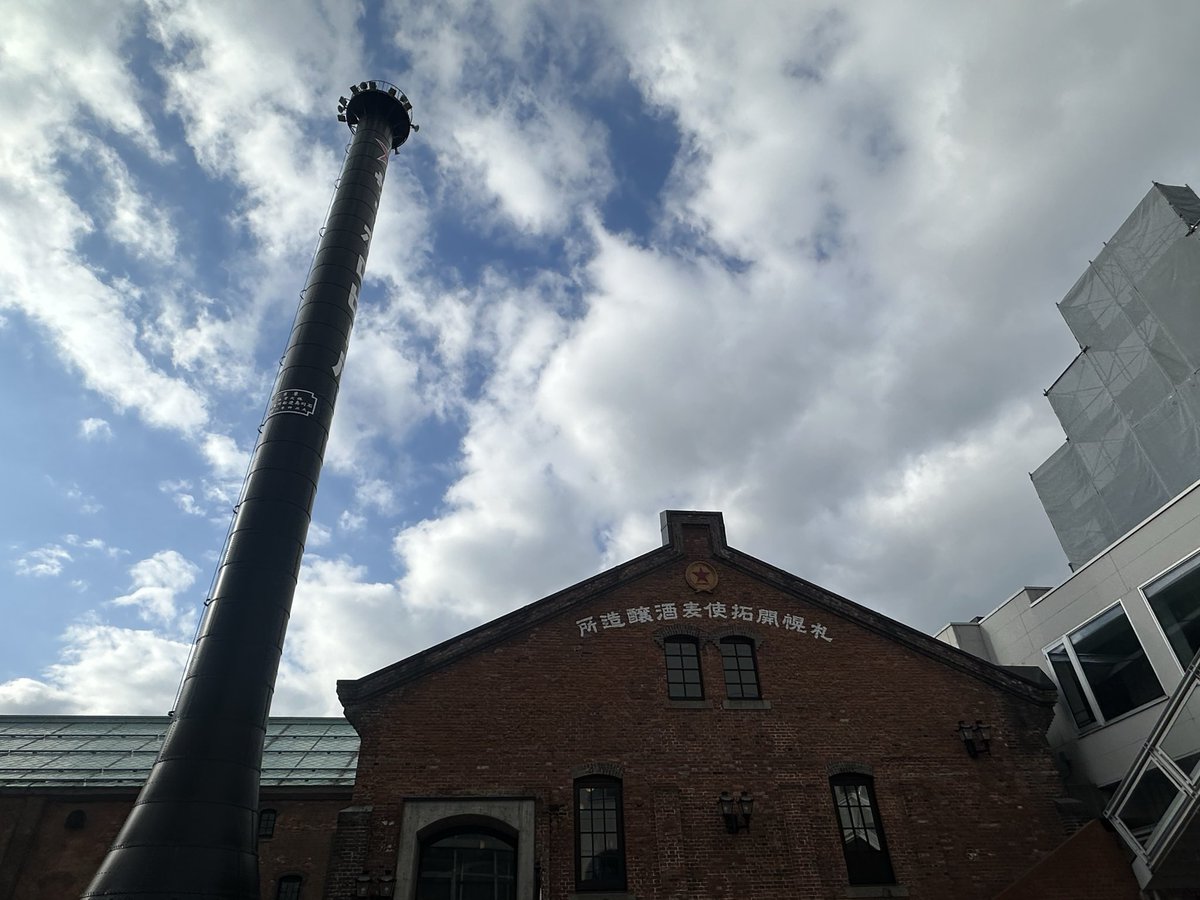 kobayasidesuyo's tweet image. 札幌のトークショー、そして新千歳の上映会お越しくださいましてありがとうございました...！
久しぶりに北海道へこられてとても嬉しかったです！👍
今日の皆さんと。

#ゴールデンカムイ