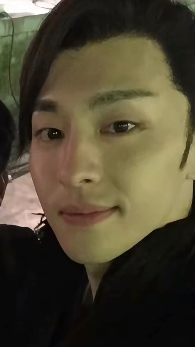 Deng Lun is so naturally handsome that even in zoomed-in selfies, his skin always looks so healthy and smooth. This is truly a man with a face card that never declines. 😍🥰💘❤️‍🔥

#DengLun #AllenDeng #XuFeng #AshesOfLove #DengLunForever