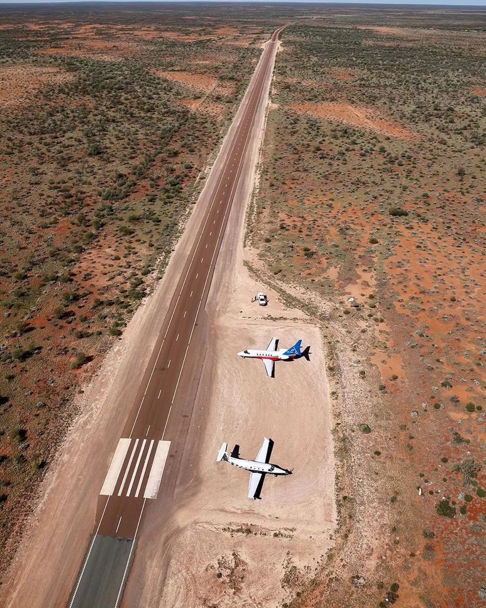 OnAviation's tweet photo. ¿Un pequeño bimotor aterrizando en una carretera pública? Si, y es vital que lo haga.
En Australia las distancias son tan absurdamente grandes, que si no fuera por la Royal Flying Doctor Service, muchas personas perderían la vida camino al hospital. Este servicio opera más de 80 aeronaves bastante variadas como las Beechcraft B200, los PC-12 y PC-24 de Pilatus y dos helicópteros H145. Muchas veces aterrizan en carreteras públicas o en pistas no preparadas, brindando una atención rápida y vital a personas que están en una situación de vida o muerte.

📸Pilatus