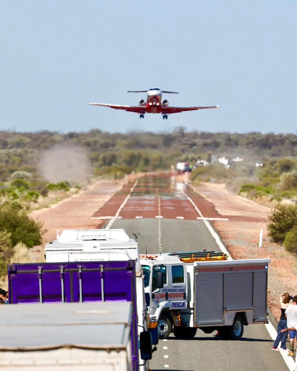 OnAviation's tweet photo. ¿Un pequeño bimotor aterrizando en una carretera pública? Si, y es vital que lo haga.
En Australia las distancias son tan absurdamente grandes, que si no fuera por la Royal Flying Doctor Service, muchas personas perderían la vida camino al hospital. Este servicio opera más de 80 aeronaves bastante variadas como las Beechcraft B200, los PC-12 y PC-24 de Pilatus y dos helicópteros H145. Muchas veces aterrizan en carreteras públicas o en pistas no preparadas, brindando una atención rápida y vital a personas que están en una situación de vida o muerte.

📸Pilatus