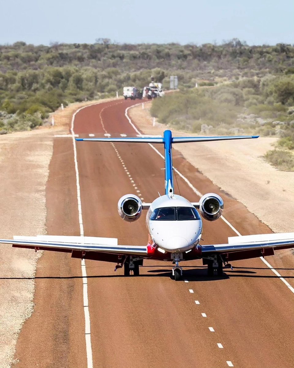 OnAviation's tweet photo. ¿Un pequeño bimotor aterrizando en una carretera pública? Si, y es vital que lo haga.
En Australia las distancias son tan absurdamente grandes, que si no fuera por la Royal Flying Doctor Service, muchas personas perderían la vida camino al hospital. Este servicio opera más de 80 aeronaves bastante variadas como las Beechcraft B200, los PC-12 y PC-24 de Pilatus y dos helicópteros H145. Muchas veces aterrizan en carreteras públicas o en pistas no preparadas, brindando una atención rápida y vital a personas que están en una situación de vida o muerte.

📸Pilatus
