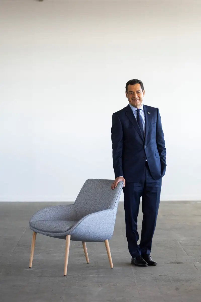 El Presidente andaluz, Moreno Bonilla, en La Razón.
Elogia la amabilidad del ser político. Eso sí, cuando el periodista pregunta por algún tema peliagudo referente a su pésima gestión de lo público, el "ser amable" recrimina: 
-¿Del libro cuando vamos a hablar? ¿Y mi libro, qué?-