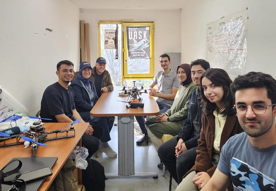 🚀 Atölye Ziyareti: YTÜ Uzay ve Aviyonik Sistemler Kulübü

TeamsUp, Yıldız Teknik Üniversitesi’ndeydi!
Öğrencilerimizin geliştirdiği uzay ve aviyonik projelerini yakından inceledik, ihtiyaçlarını dinledik ve çalışmalarına tanıklık ettik.

Genç mühendislerin ürettiği her proje,