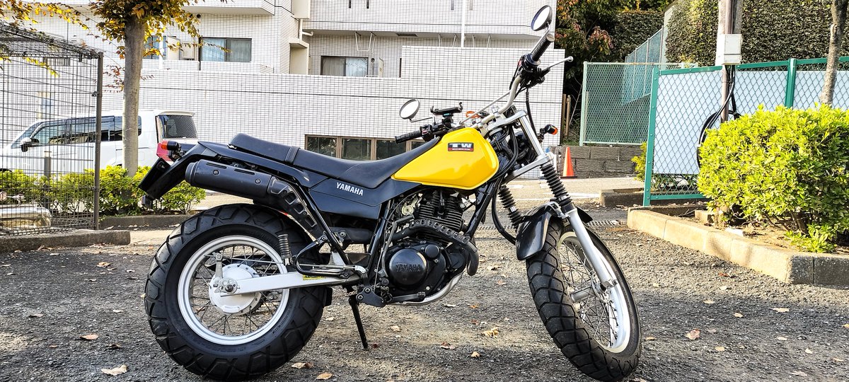 Chiri_2_Taro's tweet photo. 今日はツーリングは行かずに洗車。
キレイになった🏍️🫧✨
マフラーからちょろっと排気漏れしてるっぽいから、明日ガスケット買いに行って交換しよう…
あとはクラッチ周りも見たい…

#バイクのある生活 #TW225E 
#洗車 #メンテナンス https://t.co/RUaxWUeHmi