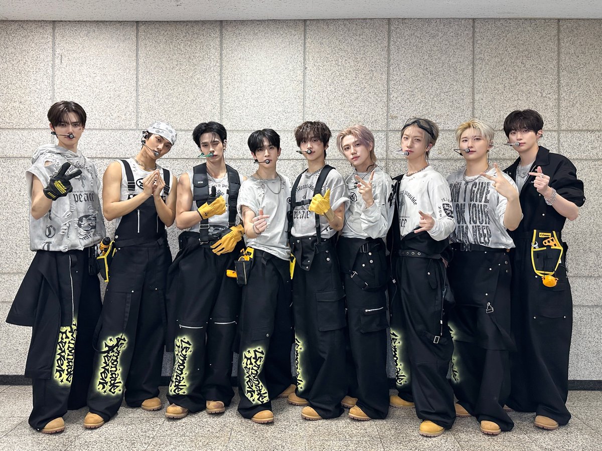 CRAVITYstarship's tweet image. [📸] 251123
SBS #인기가요
⠀
#CRAVITY #크래비티
#DaretoCrave_Epilogue
#LemonadeFever