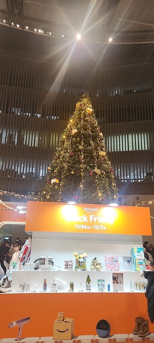 misakeun1008's tweet photo. 六本木ヒルズのAmazonブラックフライデーのイベントに来たよ。
人がいっぱい～👍
クリスマスイルミネーションも綺麗～✨
#Amazonブラックフライデー https://t.co/7YlwuEFkyS