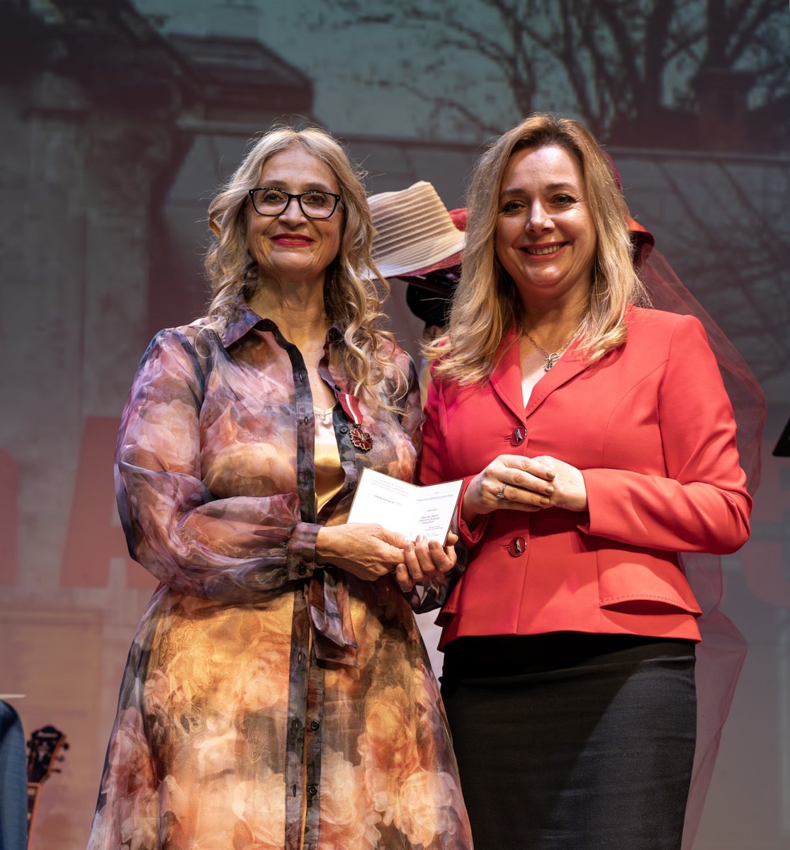 GaryNeumann1's tweet photo. Last night, Margaret Maye received the Bronze “Gloria Artis” Medal for Merit to Culture, presented by Consul Sabina Klimek — a historic and deeply moving honour celebrating her decades of artistic work between Poland and Canada. 🌹 https://t.co/Xg3uyphNGg