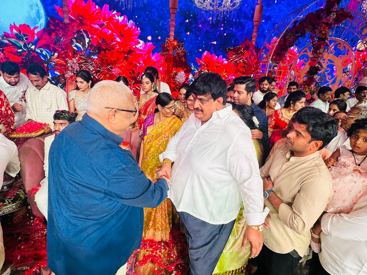 AjayaKumarJSP's tweet image. శ్రీమతి శ్యామల, శ్రీ శ్రీనివాస్ కూసి దంపతుల పుత్రుడు చి॥ జస్వంత్ కి చి॥ సౌ॥ తారక రాస్యల తో మిశ్చితార్ధ వేడుకలలో పాల్గొన్న ఆంధ్ర ప్రదేశ్ టిడ్కో ఛైర్మన్ శ్రీ అజయ కుమార్ వేములపాటి.
@JanaSenaParty @JSPShatagniTeam @JSPVeeraMahila