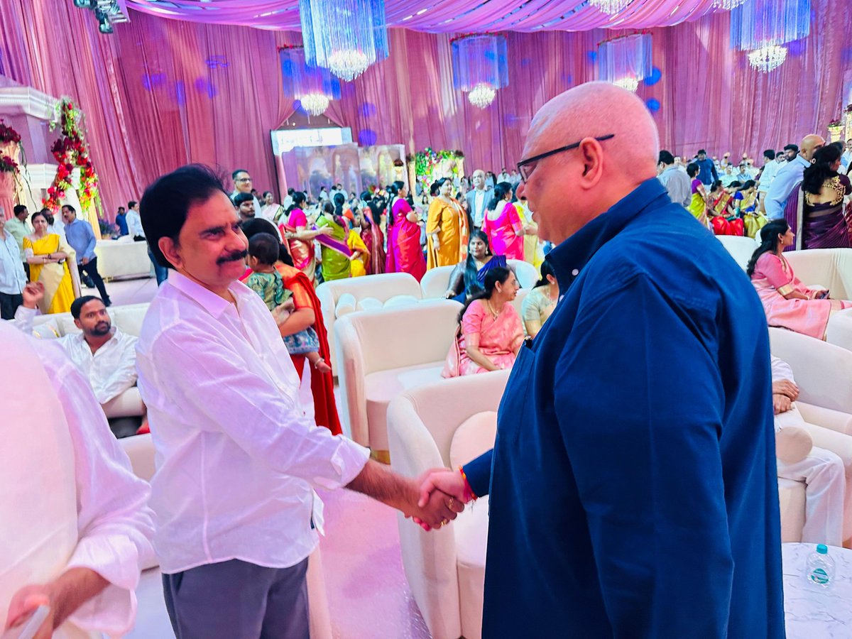 AjayaKumarJSP's tweet image. శ్రీమతి శ్యామల, శ్రీ శ్రీనివాస్ కూసి దంపతుల పుత్రుడు చి॥ జస్వంత్ కి చి॥ సౌ॥ తారక రాస్యల తో మిశ్చితార్ధ వేడుకలలో పాల్గొన్న ఆంధ్ర ప్రదేశ్ టిడ్కో ఛైర్మన్ శ్రీ అజయ కుమార్ వేములపాటి.
@JanaSenaParty @JSPShatagniTeam @JSPVeeraMahila