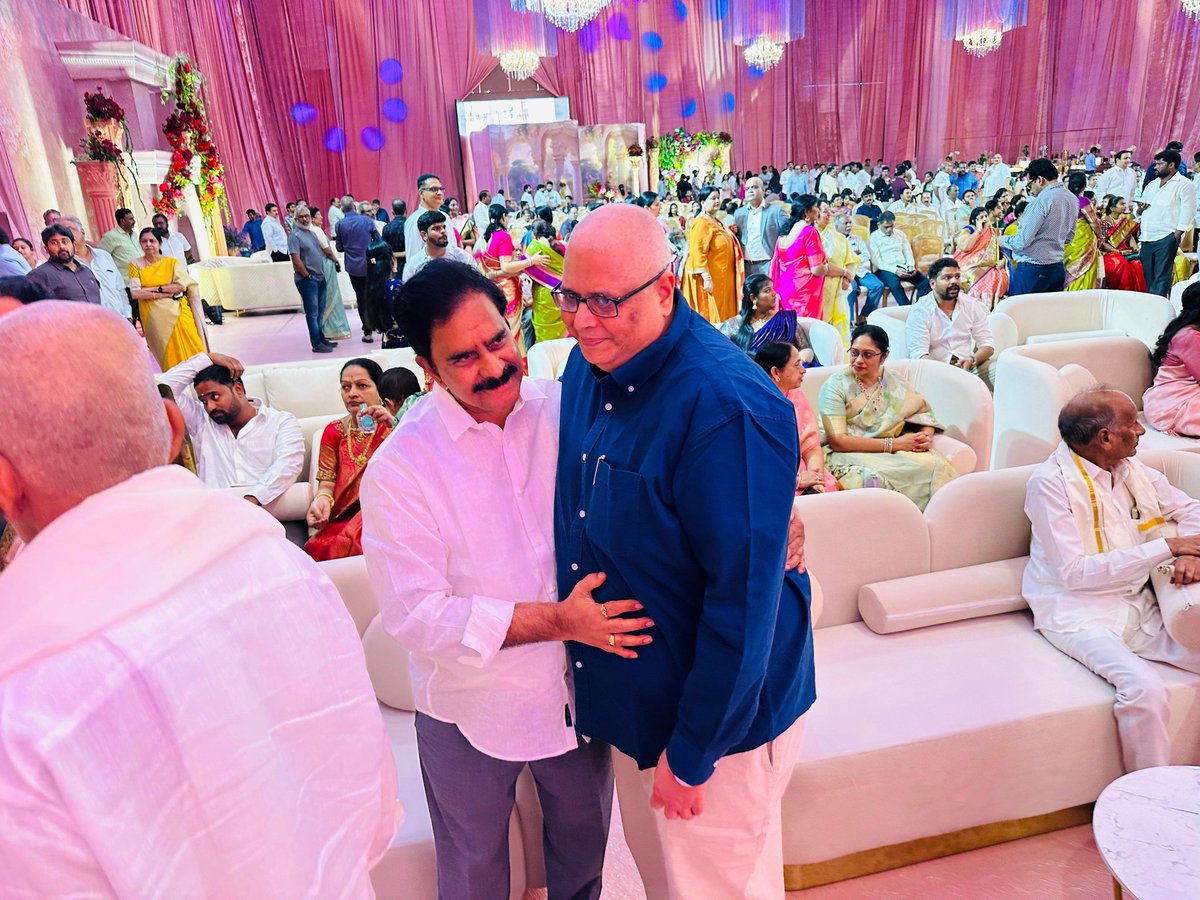 AjayaKumarJSP's tweet image. శ్రీమతి శ్యామల, శ్రీ శ్రీనివాస్ కూసి దంపతుల పుత్రుడు చి॥ జస్వంత్ కి చి॥ సౌ॥ తారక రాస్యల తో మిశ్చితార్ధ వేడుకలలో పాల్గొన్న ఆంధ్ర ప్రదేశ్ టిడ్కో ఛైర్మన్ శ్రీ అజయ కుమార్ వేములపాటి.
@JanaSenaParty @JSPShatagniTeam @JSPVeeraMahila