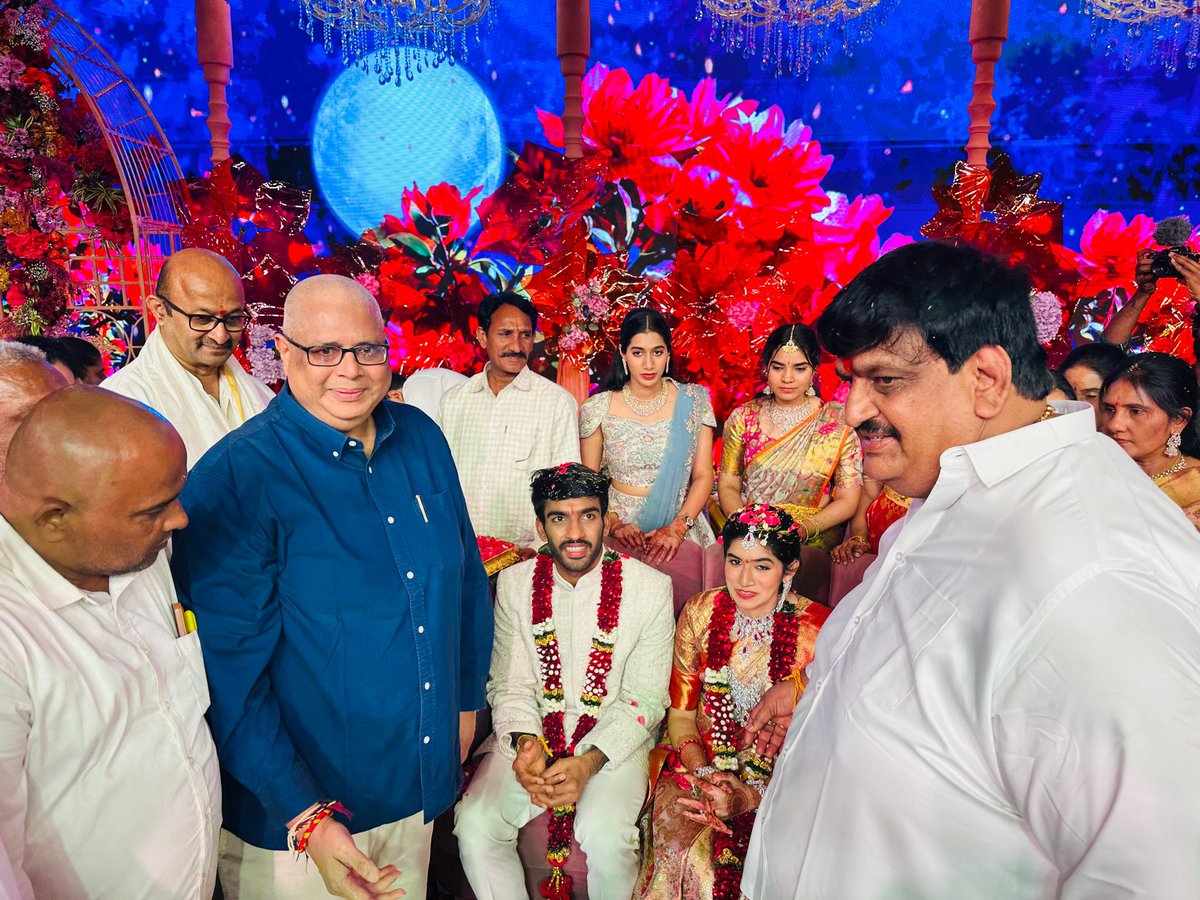 AjayaKumarJSP's tweet image. శ్రీమతి శ్యామల, శ్రీ శ్రీనివాస్ కూసి దంపతుల పుత్రుడు చి॥ జస్వంత్ కి చి॥ సౌ॥ తారక రాస్యల తో మిశ్చితార్ధ వేడుకలలో పాల్గొన్న ఆంధ్ర ప్రదేశ్ టిడ్కో ఛైర్మన్ శ్రీ అజయ కుమార్ వేములపాటి.
@JanaSenaParty @JSPShatagniTeam @JSPVeeraMahila