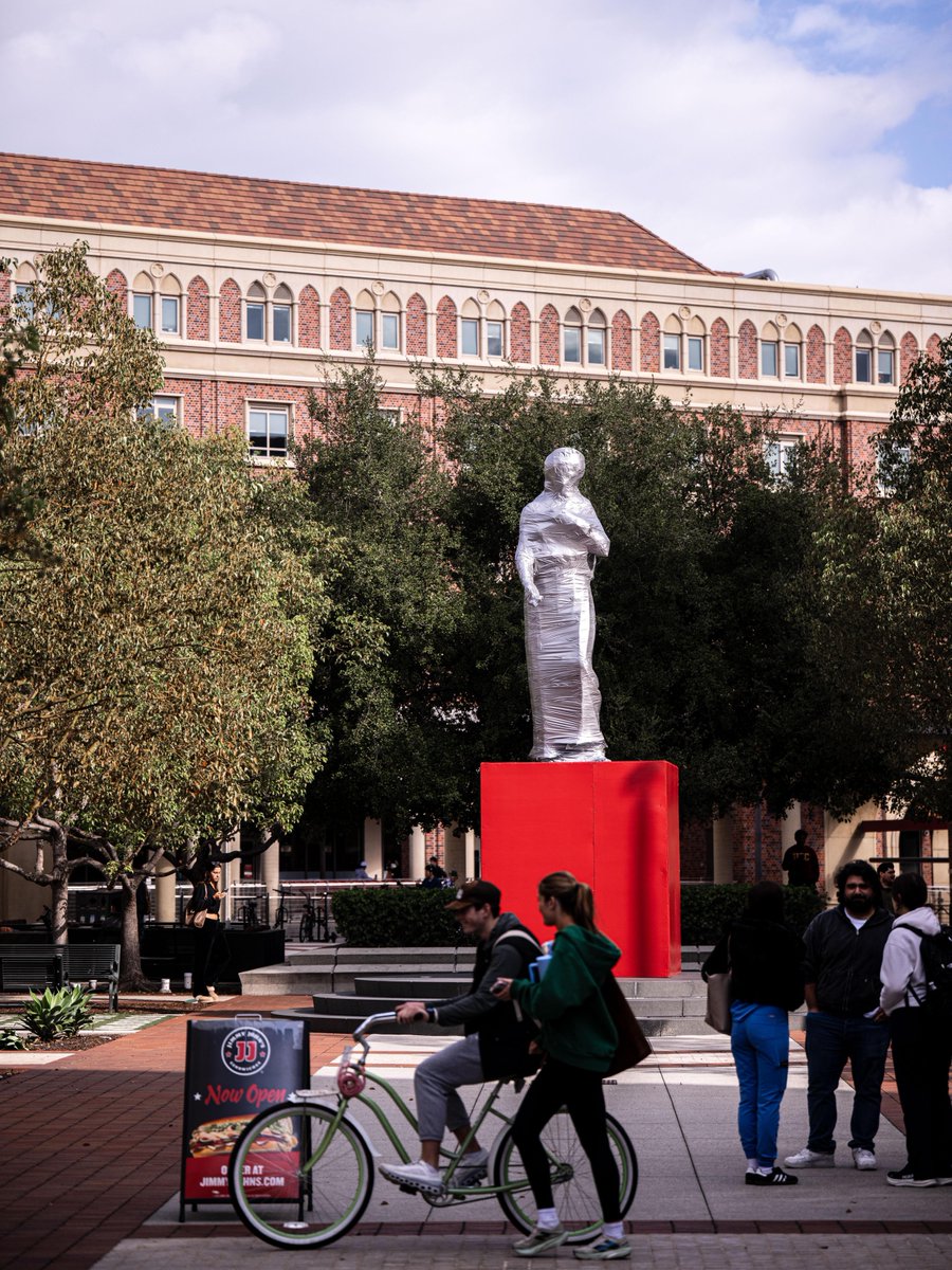 USC's tweet photo. If the statues are wrapped, you know what week it is. Protecting our icons, powering our pride. Fight On! ✌️ https://t.co/Fftw9oXm0R