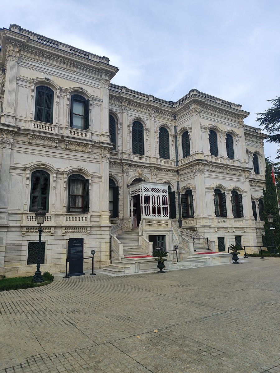 Neredeyim bilen kahve ismarliyor