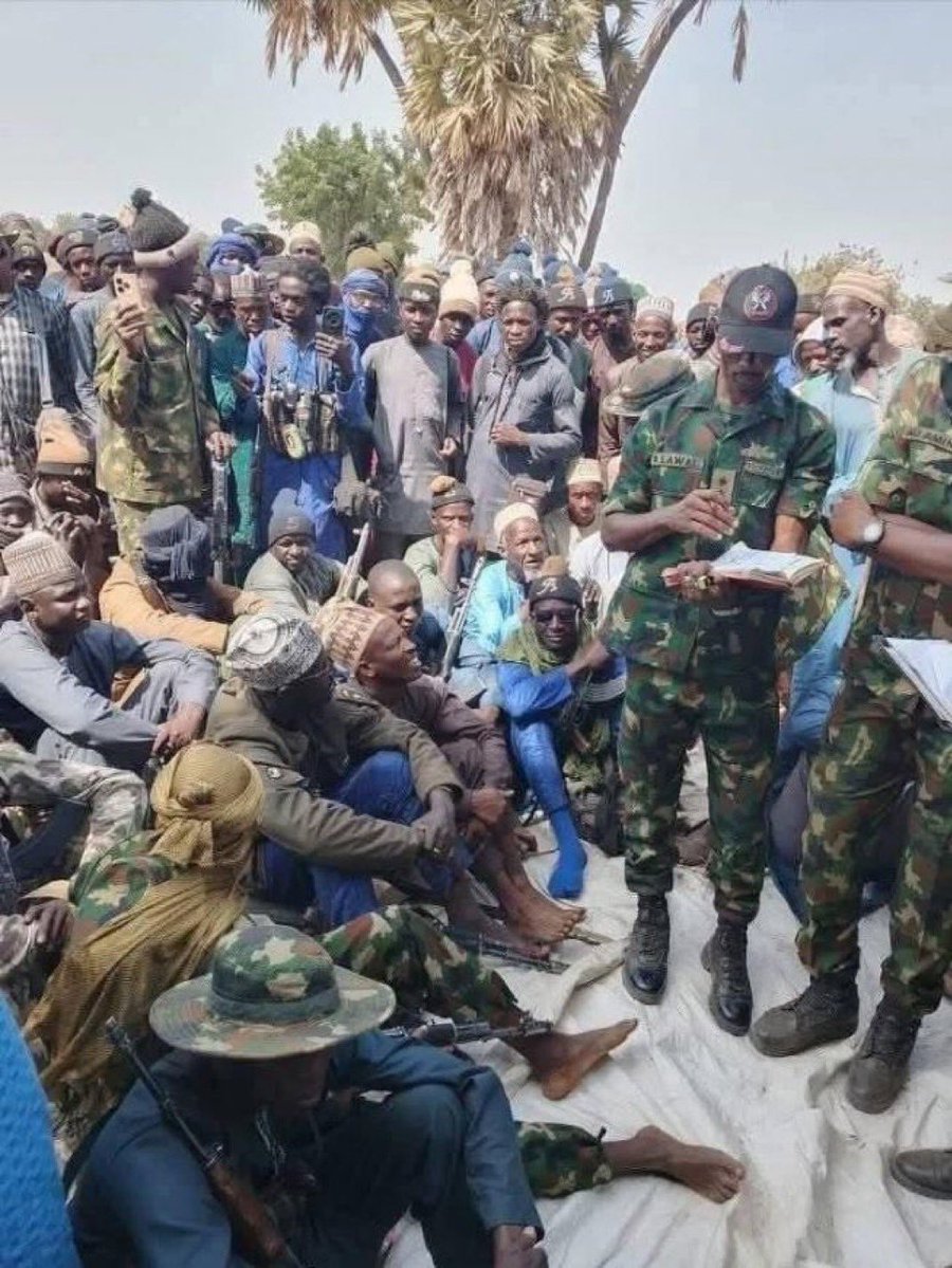 kmbiamnozie's tweet image. Security and Insecurity officials interfacing. Only in Nigeria could this be possible