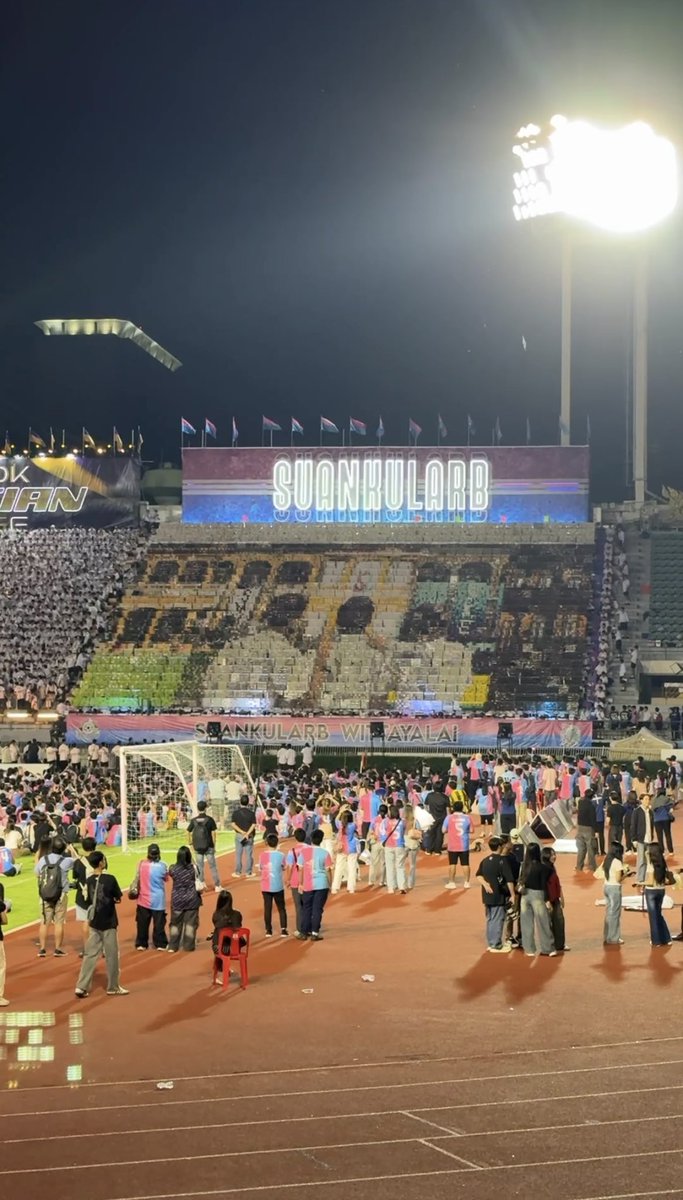 steywithpp's tweet photo. ภาพนี้คือภาพที่สวยงามจริง ๆ OSK พากันมองสแตนแปรอักษรเป็นนักเรียนในรั้วสวนกุหลาบ ㅜㅡㅜ ㅜㅡㅜ ㅜㅡㅜ

#จตุรมิตร31 https://t.co/9CobrPmbpx