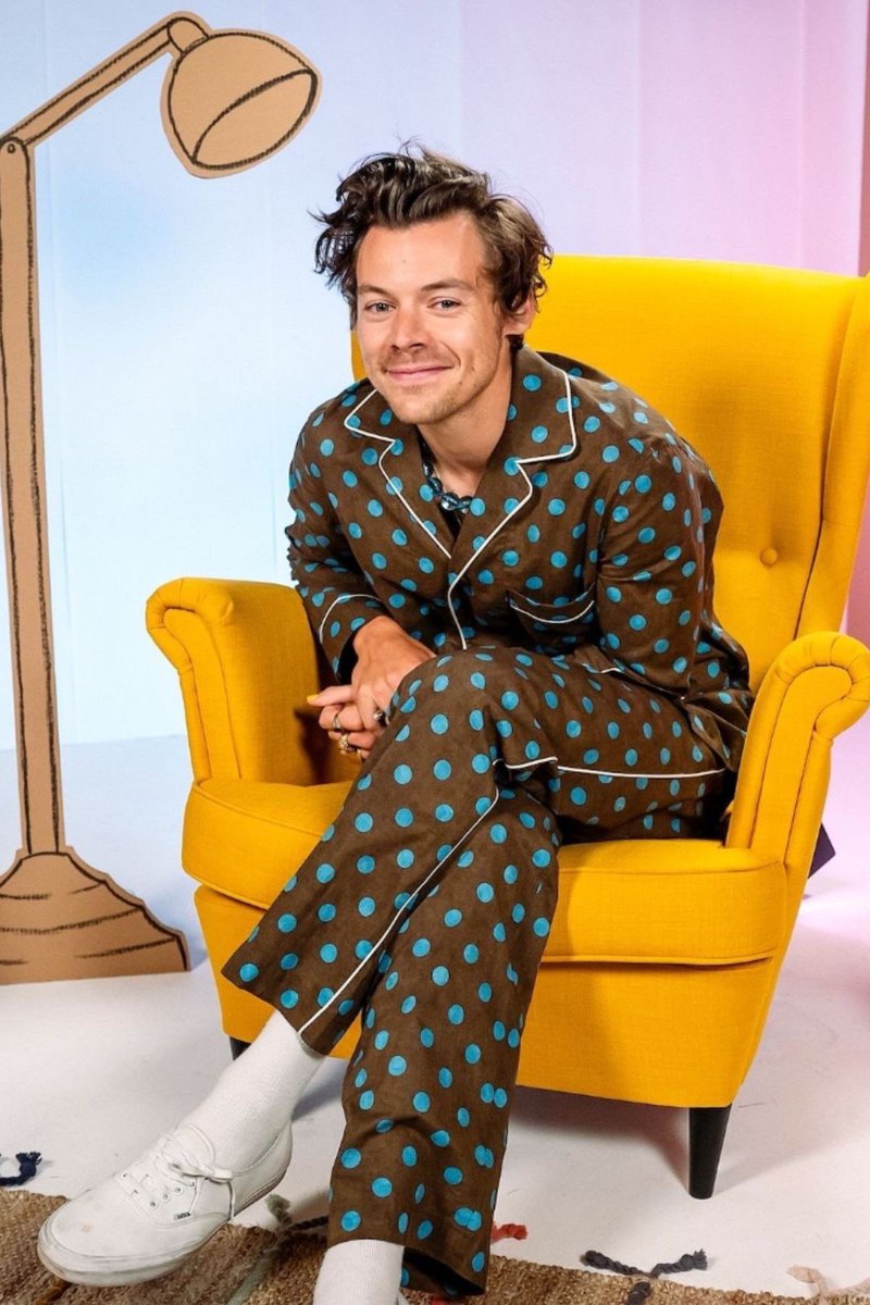 finelinefeeling's tweet photo. remember when harry turned up to read bedtime stories in his pjs bc he thought it was part of the brief and everyone laughed and he looks so cute and awkward 😭😭😭😭 https://t.co/EJgswQi0DV