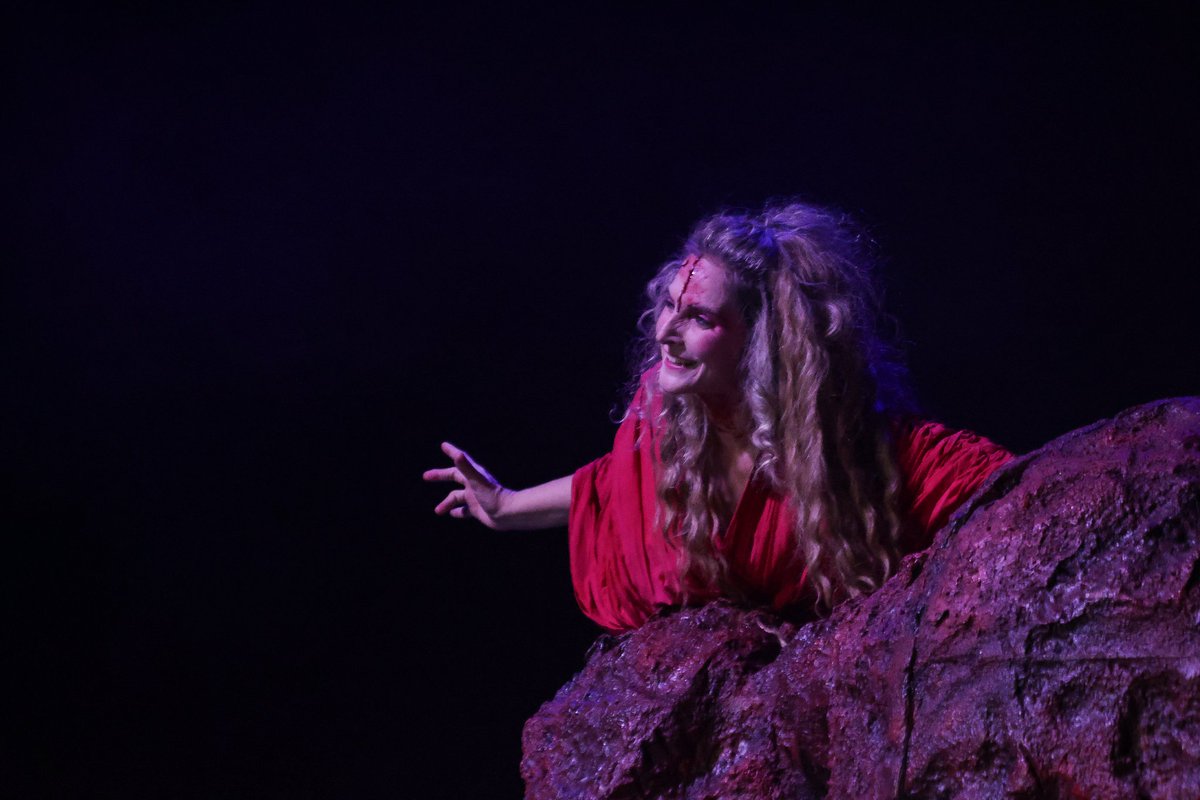 El Ayuntamiento de #Alcorcón ha entregado los reconocimientos a la labor en prevención y erradicación de la violencia de género con motivo del Día Internacional para la Eliminación de la Violencia contra las Mujeres #25N

El acto concluyó con la representación teatral Ifigenia