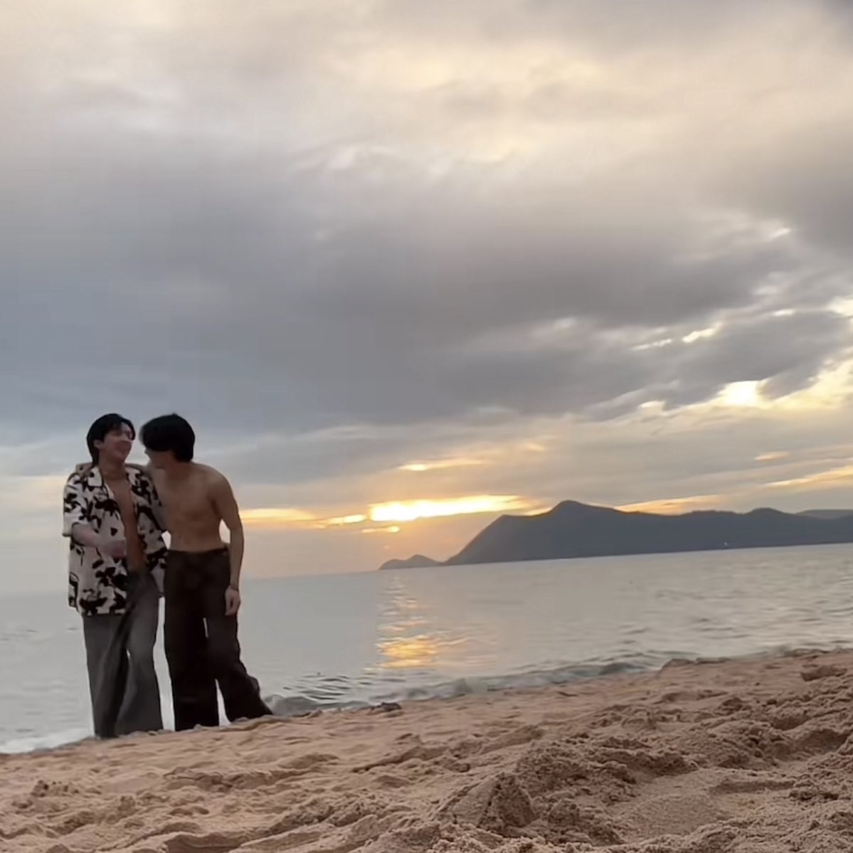 naneng_jaa's tweet image. โคตรจะโรแมนติดมาก
ชวนน้องถ่ายตอนพระอาทิตย์ใกล้ตก
เธอขากับทะเล นี่มันดีต่อใจจิงๆ🤲🏻🥹🌤️

#SurfJava #swensurf #javabh
@swensurf @javabh28