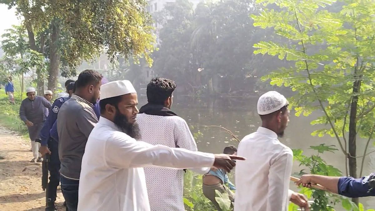 probirbidhan's tweet photo. Radical Islamists aka Touhidi Janata, the mob group of #Yunus, attack #baul fans in Manikganj. 

মানিকগঞ্জে কোর্ট প্রাঙ্গনে আবুল সরকারের সমর্থকদের ঢুকতেই দেয় নাই।  উনার ভক্ত বাউল ফকিরদের মেরে এরই মধ্যে দশ বারোজনের মাথা ফাটিয়ে দিয়েছে। হাসপাতালেও ঢুকতে দিচ্ছে না।  সেখানেও পাহারা বসিয়েছে। "একটা একটা বাউল ধর ধইরা ধইরা জ বা ই কর" শ্লোগান দিচ্ছে জামাতের লোকজন। এদিকে আবুল সরকারের স্ত্রী অসুস্থ হয়ে আলেয়া বেগম হাসপাতালে ভর্তি। 

বাউলদের হাতে লাঠি তুলে নেওয়ার সময় এসেছে! কেউ নিরাপত্তা দিবে না তাদের! নিজেদের নিরাপত্তা যদি নিজেদেরই দিতে হয় সকল পীর ফকিরদের উচিত যত ভক্ত শিষ্য আছে সবাইকে আত্মরক্ষার হুকুম দেওয়া! তারা নিজেরাই নিজেদের রক্ষা করতে পারবে! এই অসহায় অবস্থা দেখতে হবে না৷ কোনো দলের আশ্রয় না নিয়ে ওলী আউলিয়াদেরই এখন দায়িত্ব নিতে হবে!