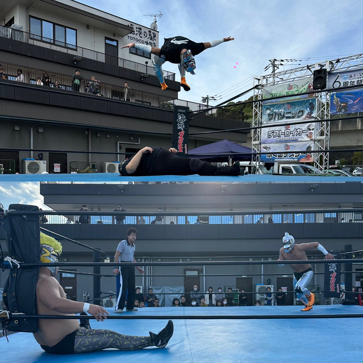 SeaFoodWrestle's tweet photo. ( #うみのさちこ ) #海鮮プロレス 

漁港の駅TOTOCO小田原にて
海鮮プロレス開催でした！

カマスのレスラー
【ミル・マスカマス】が初登場🐟🔥
キラッキラのボディーがかっこよかった✨

今回のバトルロイヤル商品は
カマスソフトと海鮮プロレス缶バッジ🍦
予想的中された皆様おめでとうございます👏 https://t.co/50siZRFnCF