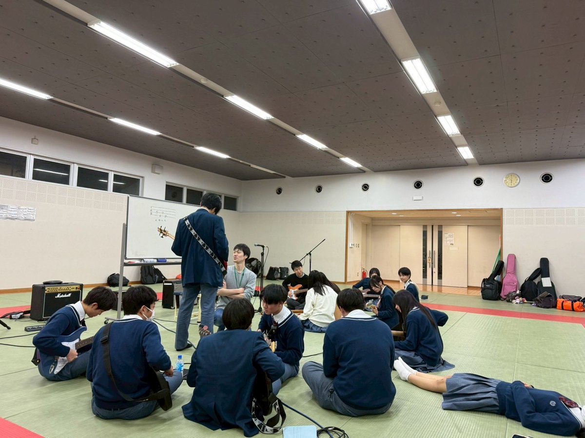 HMRecords_2020's tweet photo. 2025.10.30.
YAMAHAチームとして愛知県立東邦高校 軽音部へ訪問させて頂きました🚶

今回は作詞作曲についての講座を担当✒️

コードによって使える音が違ったり、書ける歌詞が変わってくるもの📝
まずは曲作りの楽しさを知っていって、そこから少しずつ良い曲を追求していってね✨ https://t.co/ndeetwIzME