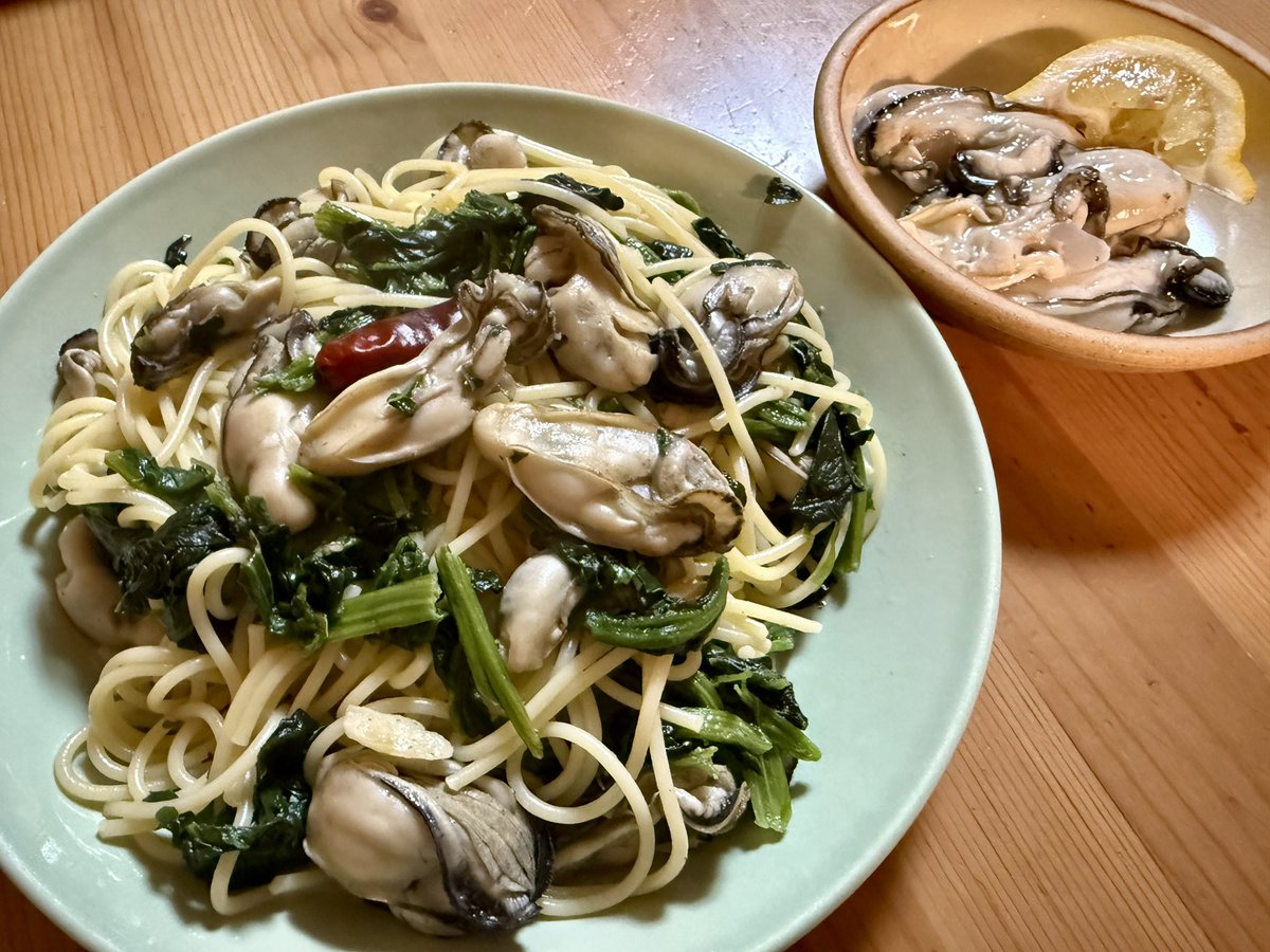 saroma_tai's tweet image. サロマ湖産牡蠣とほうれん草のパスタと生牡蠣をレモンで🍋🦪
うっまっっ‼️