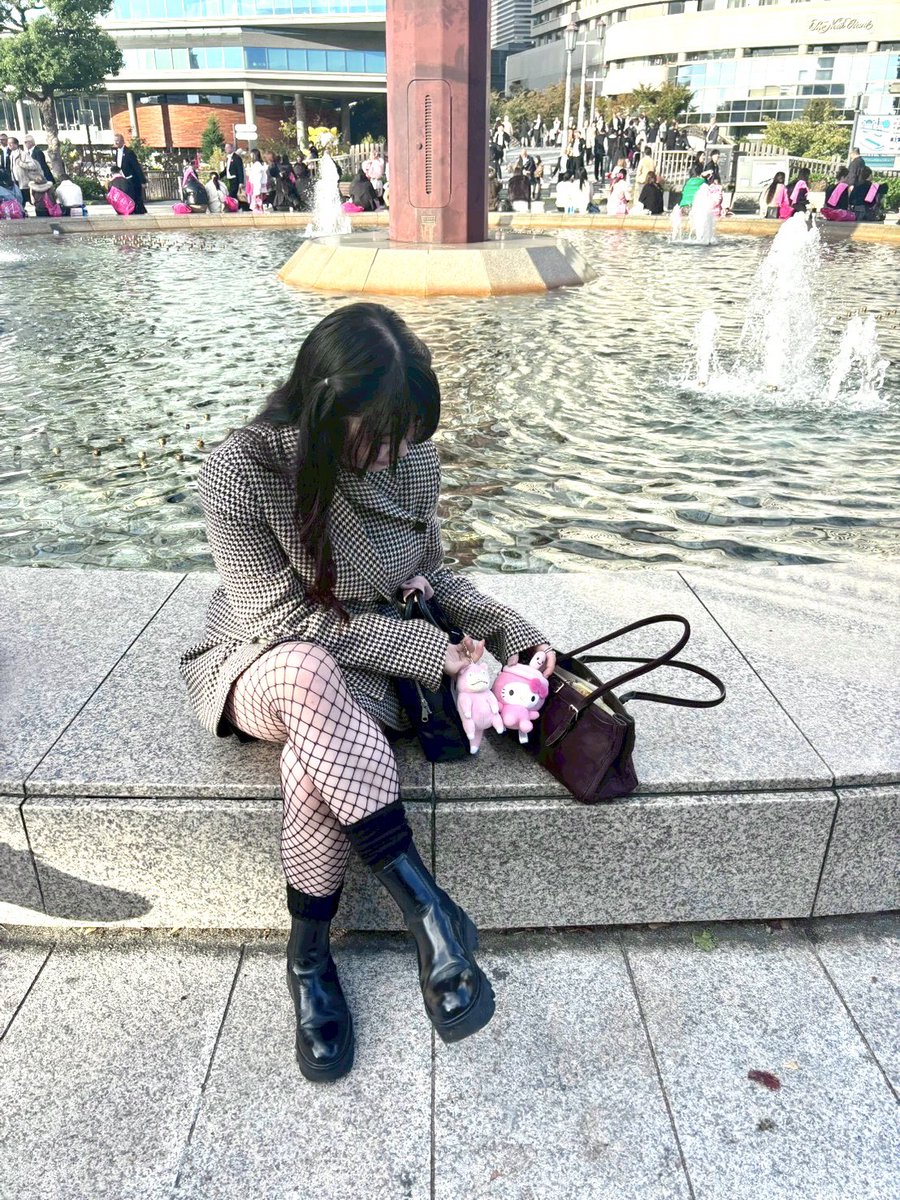 rokhのアウターを出した