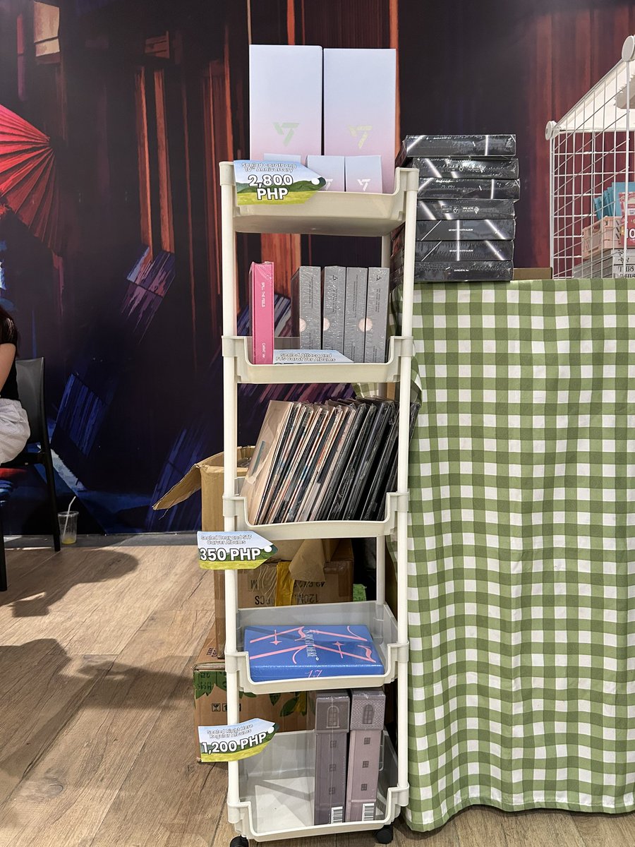 hello! currently at  #HomeIsWhereMWIs! 

please drop by our booth, super daming sealed, unofficial and of course fanmade merchs! (peep <a href="/ichanmander/">nika 🫧</a>) 🩶🩶