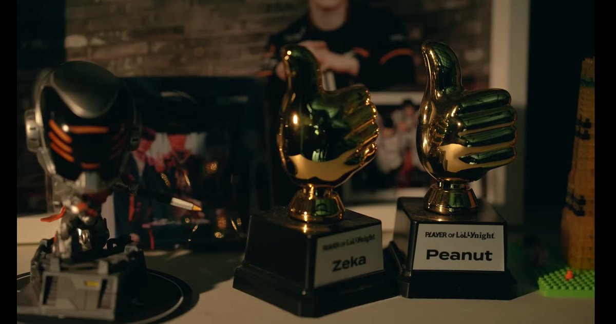 roxsmeb's tweet image. woah i really liked the direction they went with for the kanavi video, it was so emotional seeing all the pieces of peanut.. they really emphasized how important he was to the team 🥲🥲