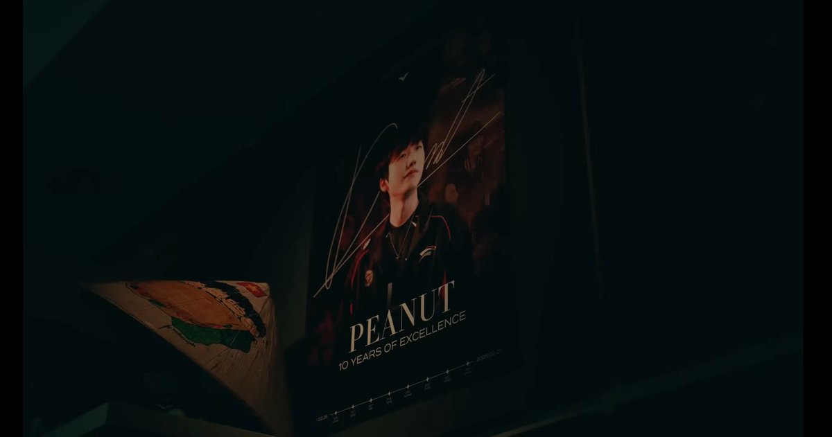 roxsmeb's tweet image. woah i really liked the direction they went with for the kanavi video, it was so emotional seeing all the pieces of peanut.. they really emphasized how important he was to the team 🥲🥲