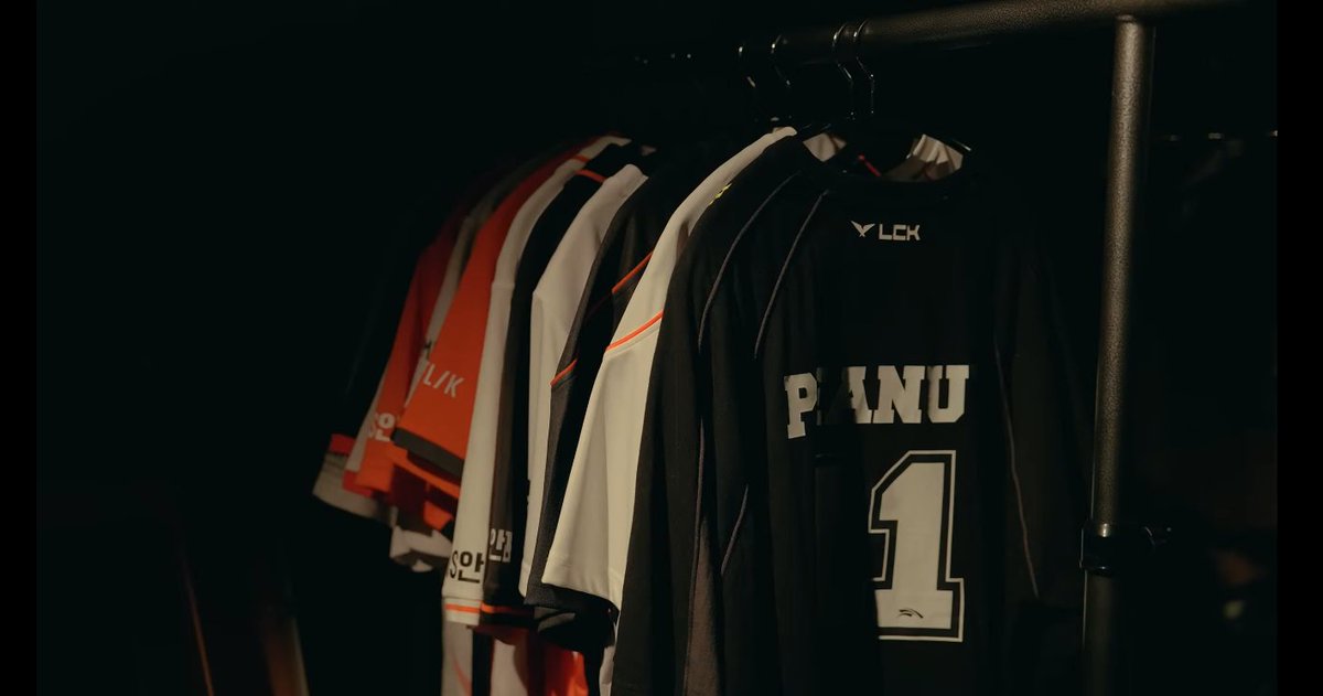 roxsmeb's tweet image. woah i really liked the direction they went with for the kanavi video, it was so emotional seeing all the pieces of peanut.. they really emphasized how important he was to the team 🥲🥲