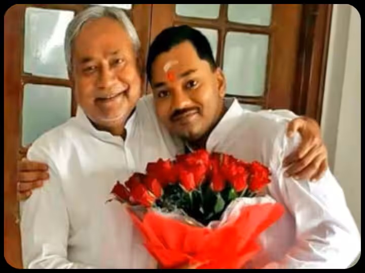 उपेंद्र कुशवाहा ने जो बात कही कि अपने बेटे को इसलिए मंत्री बनवाया क्यूंकि किसी को बनवाने पर वो पार्टी छोड़कर जा सकते हैं।  सही कहिये या गलत लेकिन भारतीय राजनीति में परिवारवाद कितना जरुरी है ये आप इस बात से समझ सकते हैं  कि आज नितीश कुमार की पार्टी उनके हाथ से फिसल रही है वहीँ