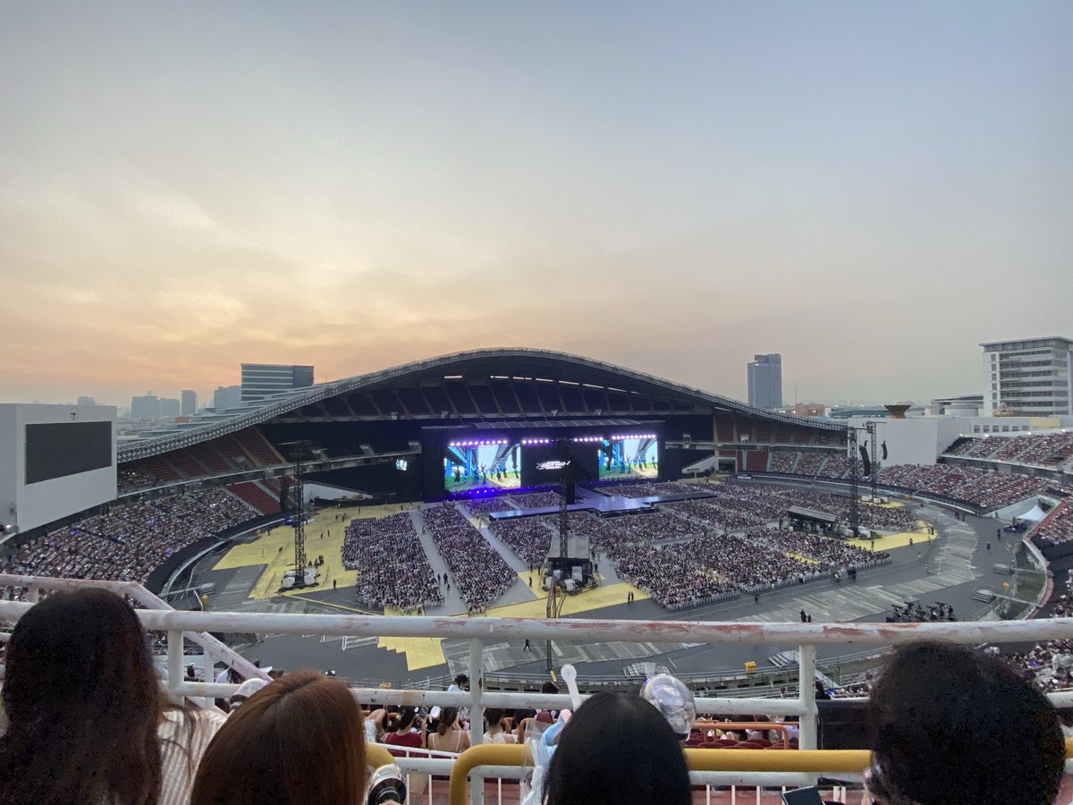 six1__2one's tweet image. เทียบให้เห็นชัดๆ เลยยังได้ จัดราชมังเหมือนกันแต่มีเสากับไม่มีเสา ระยะการมองเห็นมันต่างกันลิบลับ (**ราคาบัตรก็ด้วย🙄**)
2023 Follow (อปว)          2025 Right here (ลนช)
ดอย 2,500฿                      ดอย 3,500฿