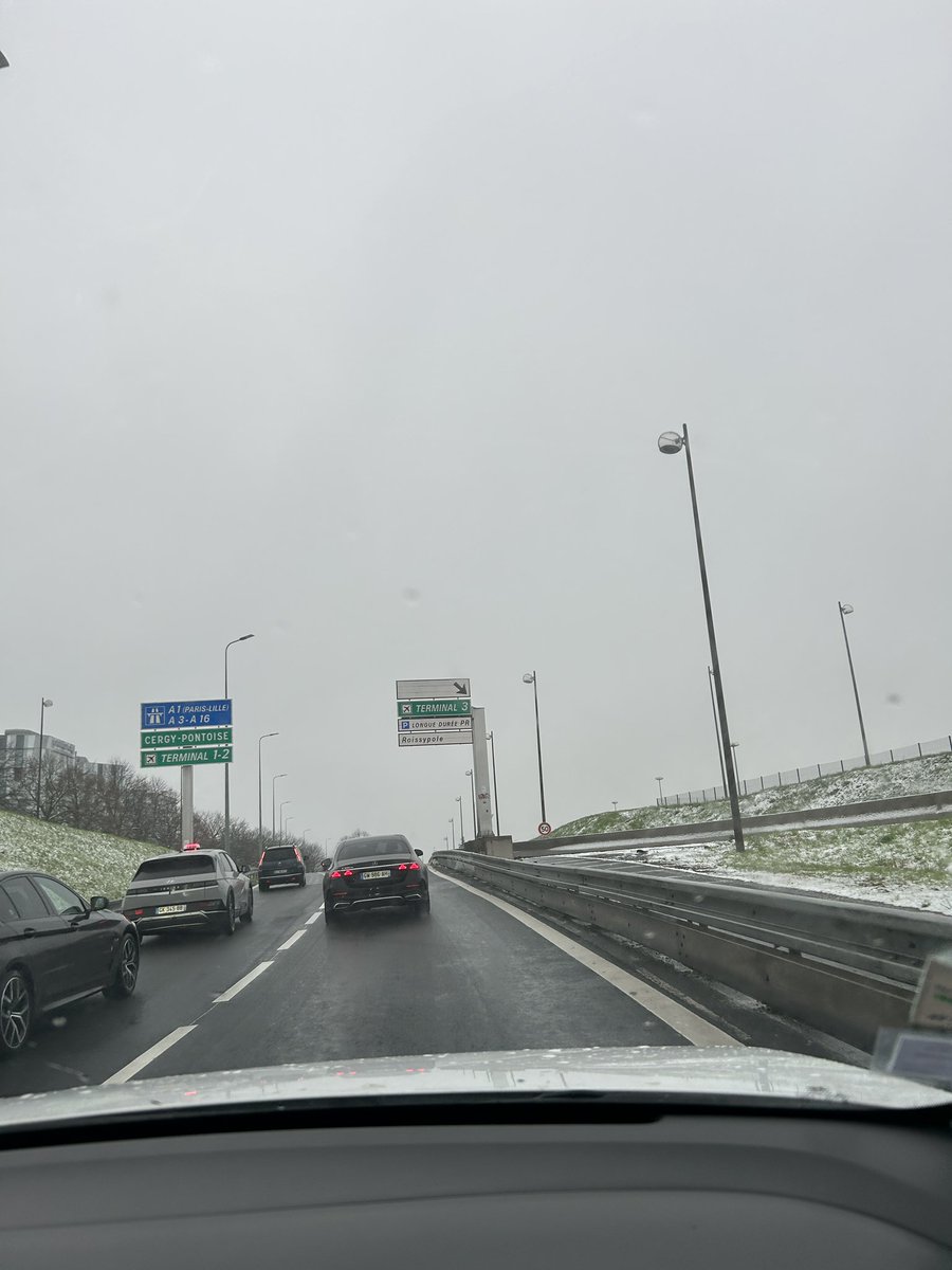 alex_pointsguy's tweet image. 無事にパリ到着！と思ったら雪！？😇