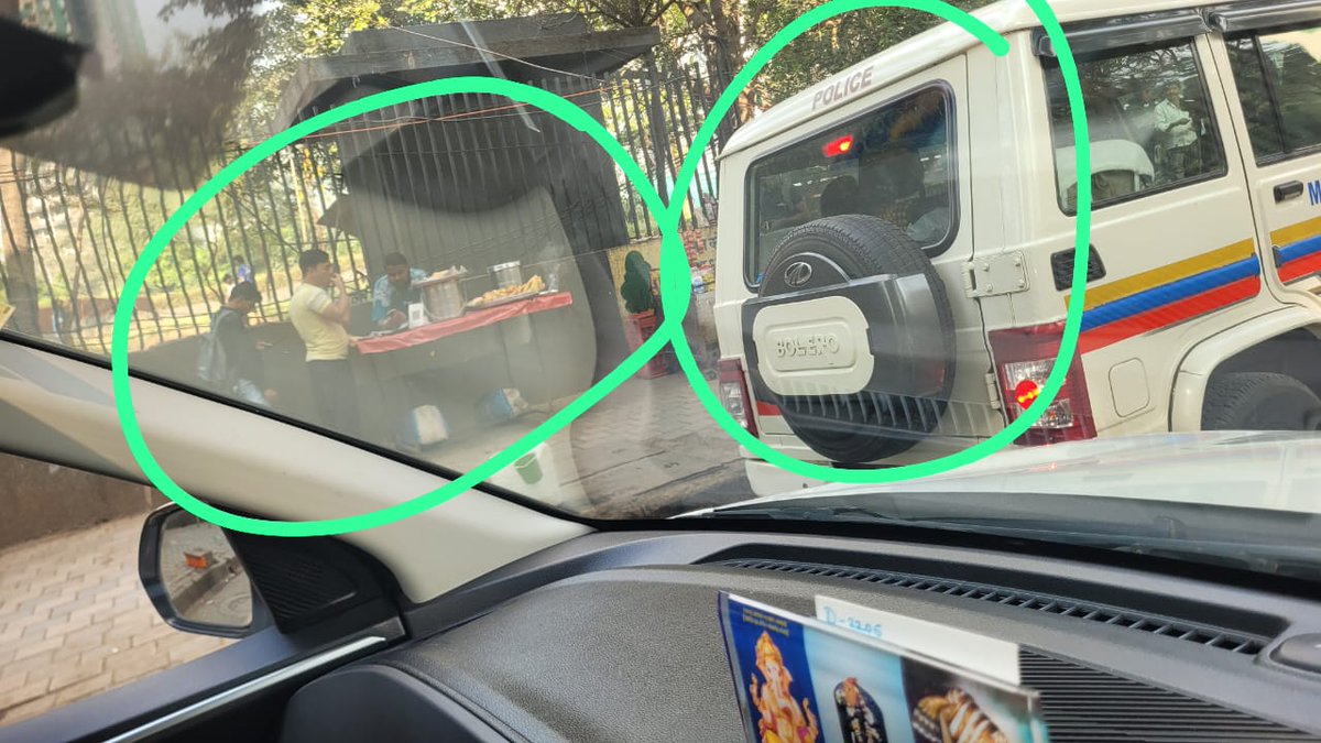 MumbaiMo62019's tweet photo. There's a lack of law and order; illegal hawkers are selling goods in front of @MumbaiPolice cars with no respect for rules.There's no footpath left for citizens. @mybmcWardT cannot give permission to put planters, but these hawkers are operating without fear. @CMOMaharashtra https://t.co/UQdRb4Xk89