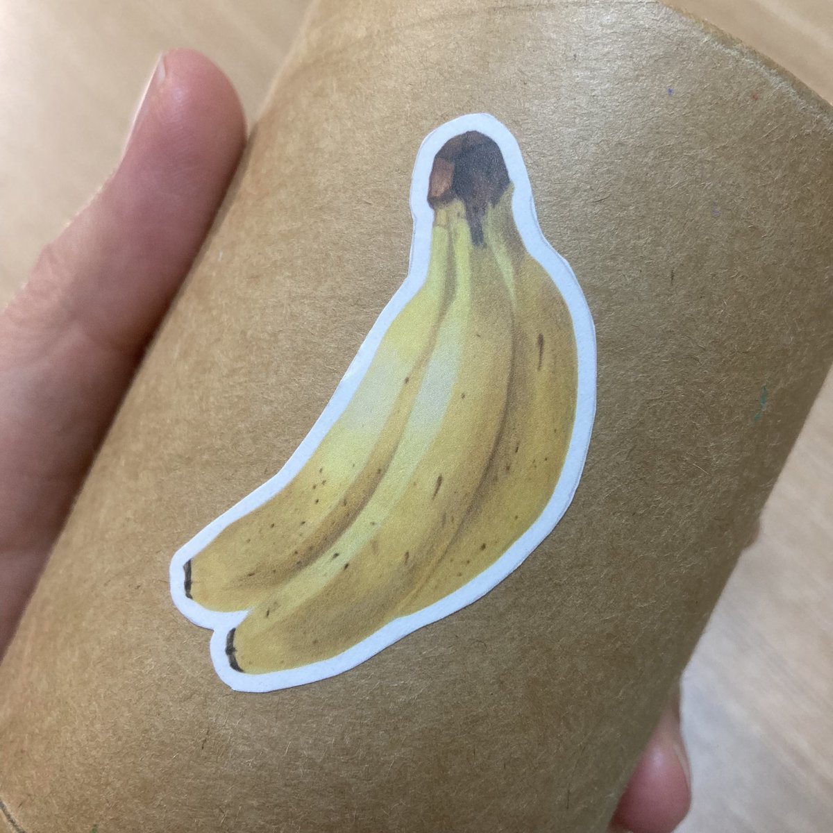 作ったシールを下の子にあげたら、しばらく大事に飾っていた後、色鉛筆の筒に貼って嬉しそうに眺めてて、なんかいい。
（わたしのお下がり色鉛筆。まだまだ使える。写真撮るために貸してもらった）