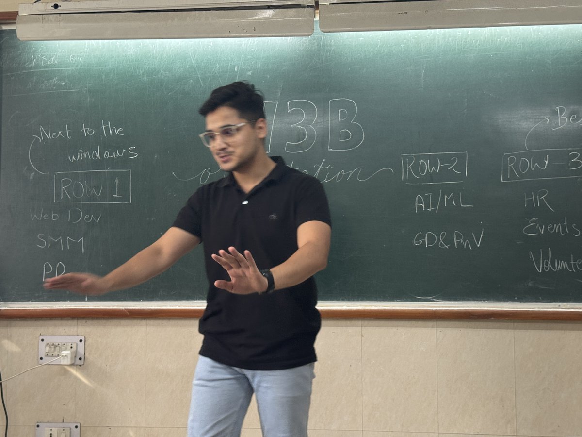 _sameerrr0's tweet image. Freelancing taught me two things:
– Clients reply late
– But want work fast
Make it make sense 💀