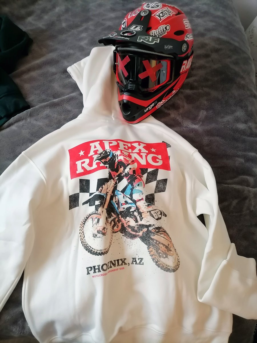 I just found the perfect hoodie while shopping, it fits my outfit really well!