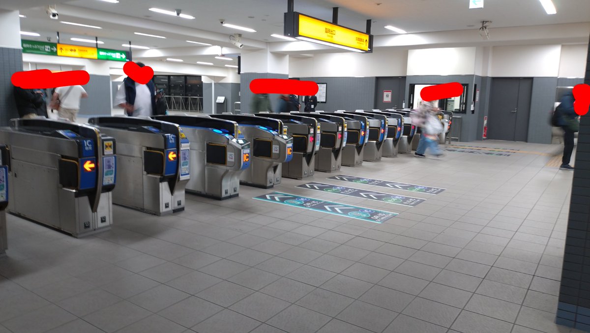 ttakewebpage's tweet image. 京都競馬場の最終レースが終わった
17時頃には閉まるだろう、京阪淀駅臨時改札口は、まだ開放中

京都の日の入は16:48、すっかり日暮れですね。

まるで「ナイターレース」開催みたいな感じで。JRA中央競馬はないも、地方競馬の大井ではよくありますね。

と思ったら照明が真っ暗、開始らしい…。