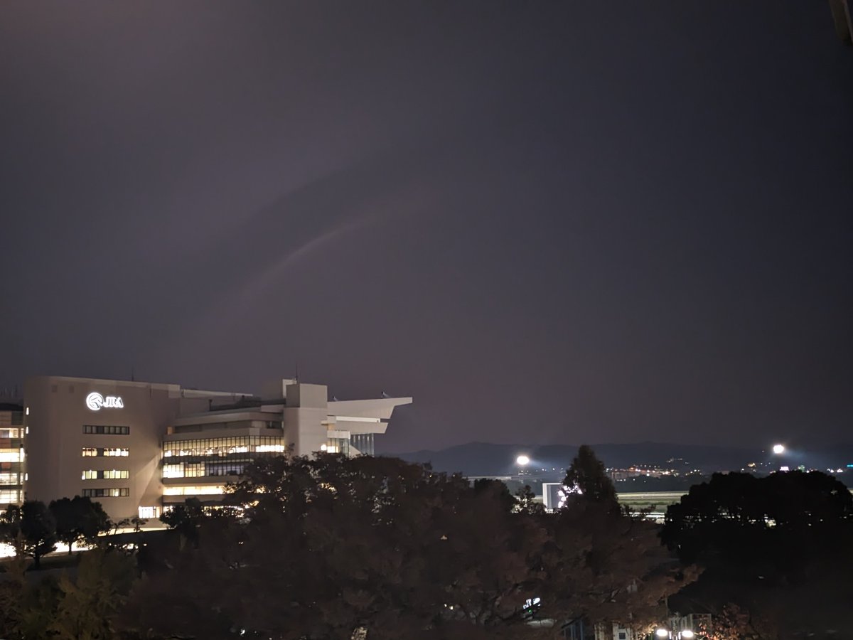 ttakewebpage's tweet image. 京都競馬場の最終レースが終わった
17時頃には閉まるだろう、京阪淀駅臨時改札口は、まだ開放中

京都の日の入は16:48、すっかり日暮れですね。

まるで「ナイターレース」開催みたいな感じで。JRA中央競馬はないも、地方競馬の大井ではよくありますね。

と思ったら照明が真っ暗、開始らしい…。