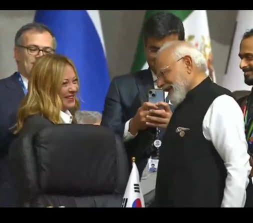 ProudIndian_In's tweet photo. बाकी G 20 क्यूँ होता है...
वहाँ क्या होता है 
क्या फायदा 
क्या नुकसान होता है 

हमको कुछ पता नहीं.... न हमको जानना 

हम तो खाली इस सीन के लिए G20 का इंतज़ार करते हैं
राउल की मौसी और हमरे काका सा के खिले खिले चेहरे साथ देखने को! https://t.co/cXNUZsCF6y