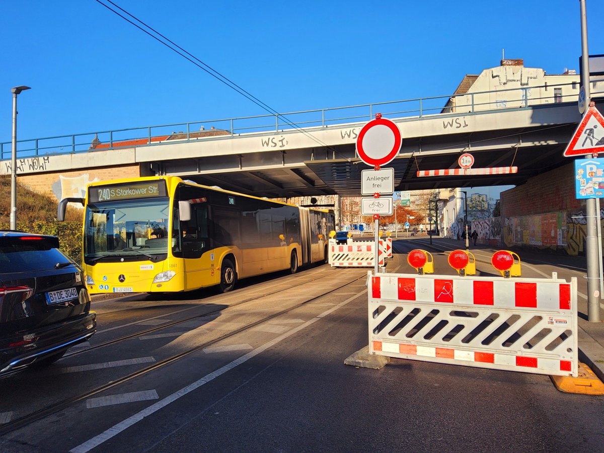 Eine sehr verkürzte Anmerkung dazu:
Aufwand &amp; Auswirkungen (Verkehrsströme, Anwohner, Versorgung/Entsorgung usw) einer Grundinstandsetzung fallen größer und fataler aus im Vergleich zur Neubaustrecke Ostkreuz. 
Kleiner Hinweis: Bestandsstrecke ist nicht für Flexity freigegeben...