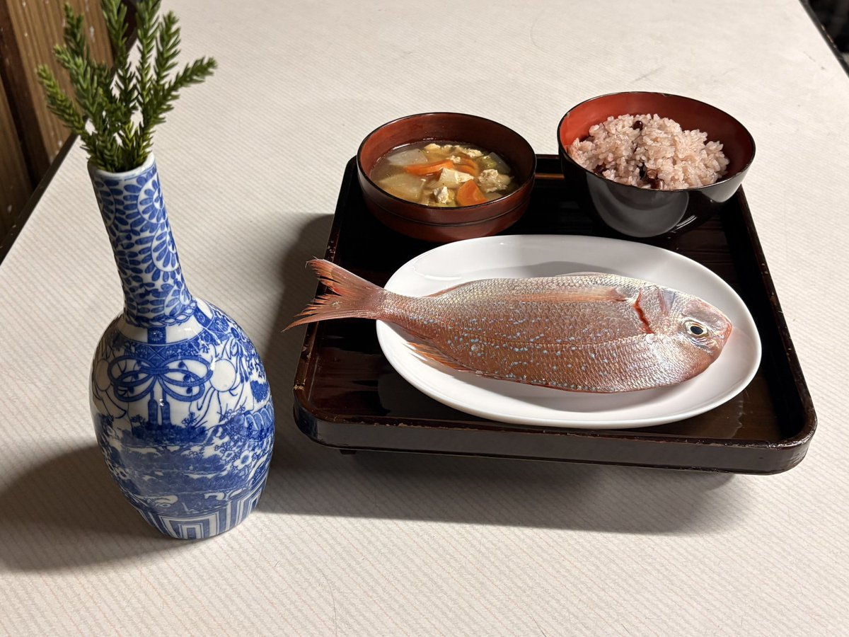 kintora_nagoya's tweet image. しぼったばかりの新酒は、まず神棚へお供えします。
鯛、赤飯、けんちん汁、
蔵に受け継がれてきた作法で、無事に出来上がったことを報告し、感謝を伝えました。