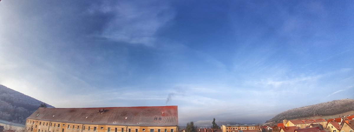 Die #Hochnebelartige Bewölkung scheint sich langsam aufzulösen Blick Richtung #Rhön aus Obermaßfeld gesehen Zeitraffer läuft seit 2 Stunden