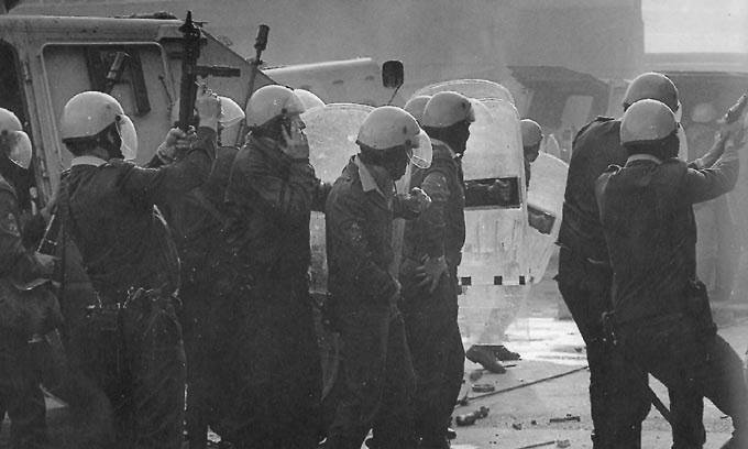 outsidersesp's tweet image. El 23 de noviembre de 1984 muere el trabajador Pablo González de los astilleros bilbainos Euskalduna víctima de un infarto mientras se protegía de una carga policial acompañada de fuego real efectuado con metralletas.

En el seno de la reconversión industrial iniciada por el…